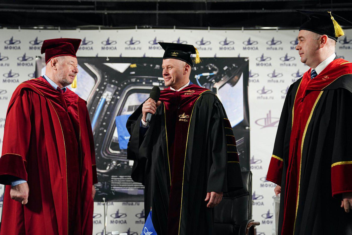Ректор МФЮА Алексей Григорьевич Забелин вручил лётчику-космонавту Олегу Новицкому Диплом почётного профессора