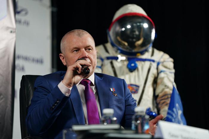 Что поражает при выходе в открытый космос и почему молодеешь в невесомости, рассказал лётчик-космонавт Олег Новицкий