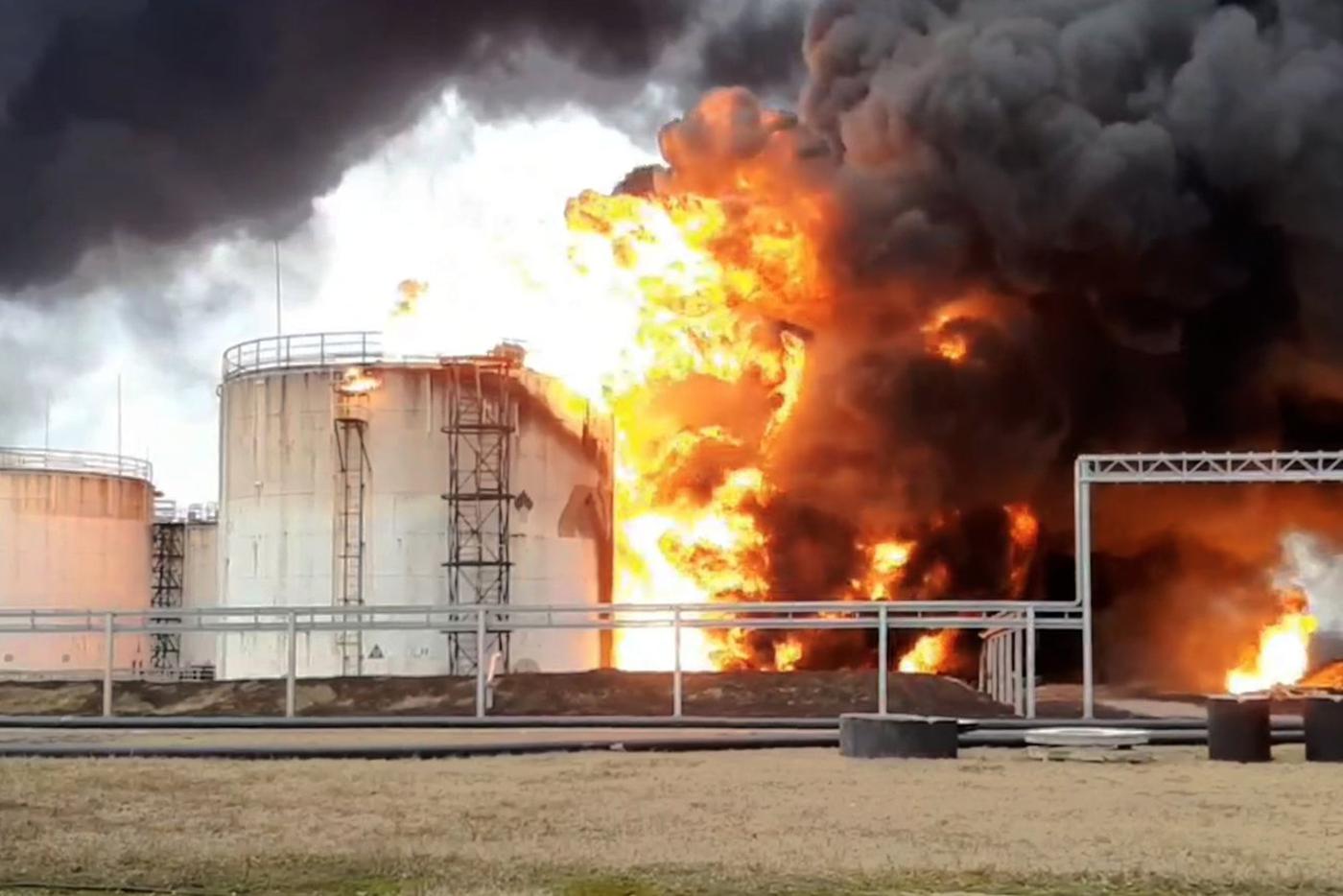 В результате ракетного авиаудара по нефтебазе в Белгороде загорелось восемь резервуаров с горючим.
