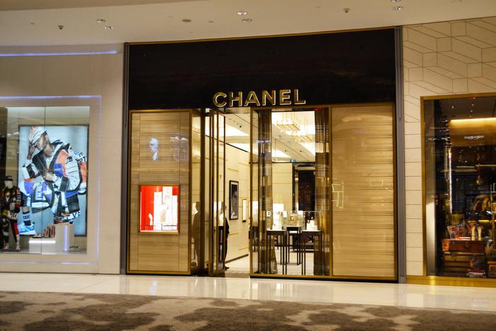 Люксовые бутики отказываются продавать вещи россиянам. Юрист объяснил, законна ли такая политика