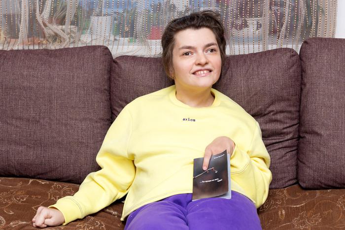 "Не делайте из меня героя": поэтесса с ДЦП рассказала о своей книге стихов