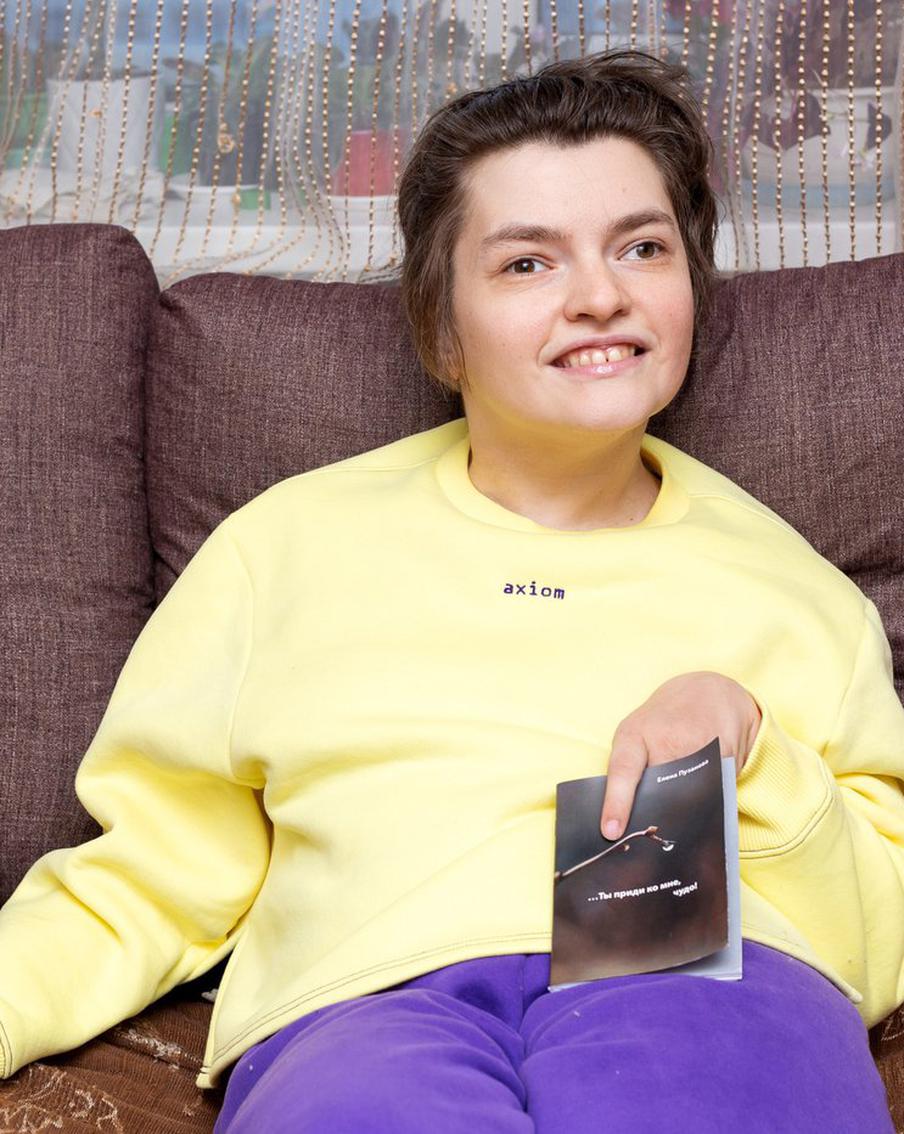 "Не делайте из меня героя": поэтесса с ДЦП рассказала о своей книге стихов