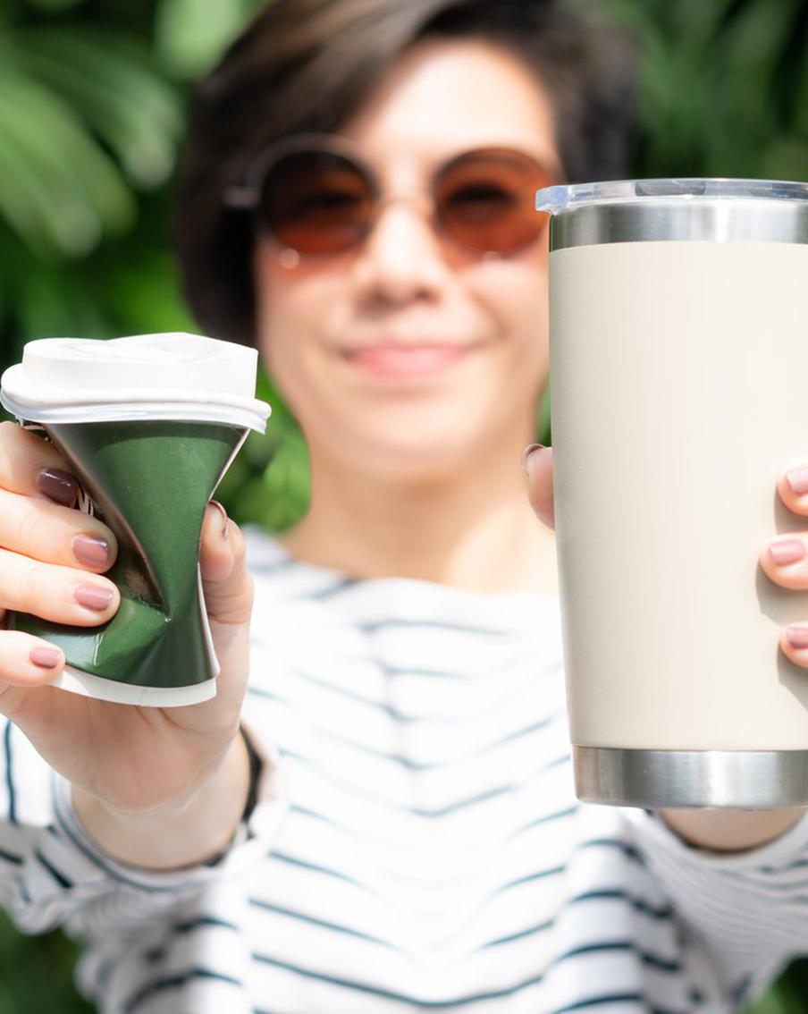 Мне — в свой стакан. Так кофе обойдётся дешевле