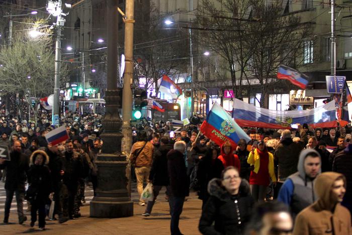 Жители западных стран выходят на митинги в поддержку РФ. Metro узнало, для чего они это делают