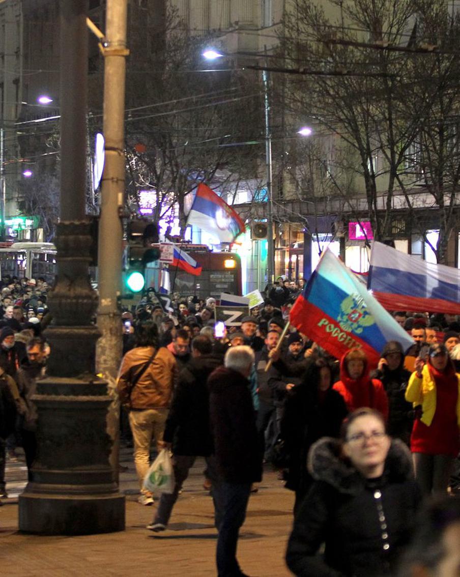 Жители западных стран выходят на митинги в поддержку РФ. Metro узнало, для чего они это делают