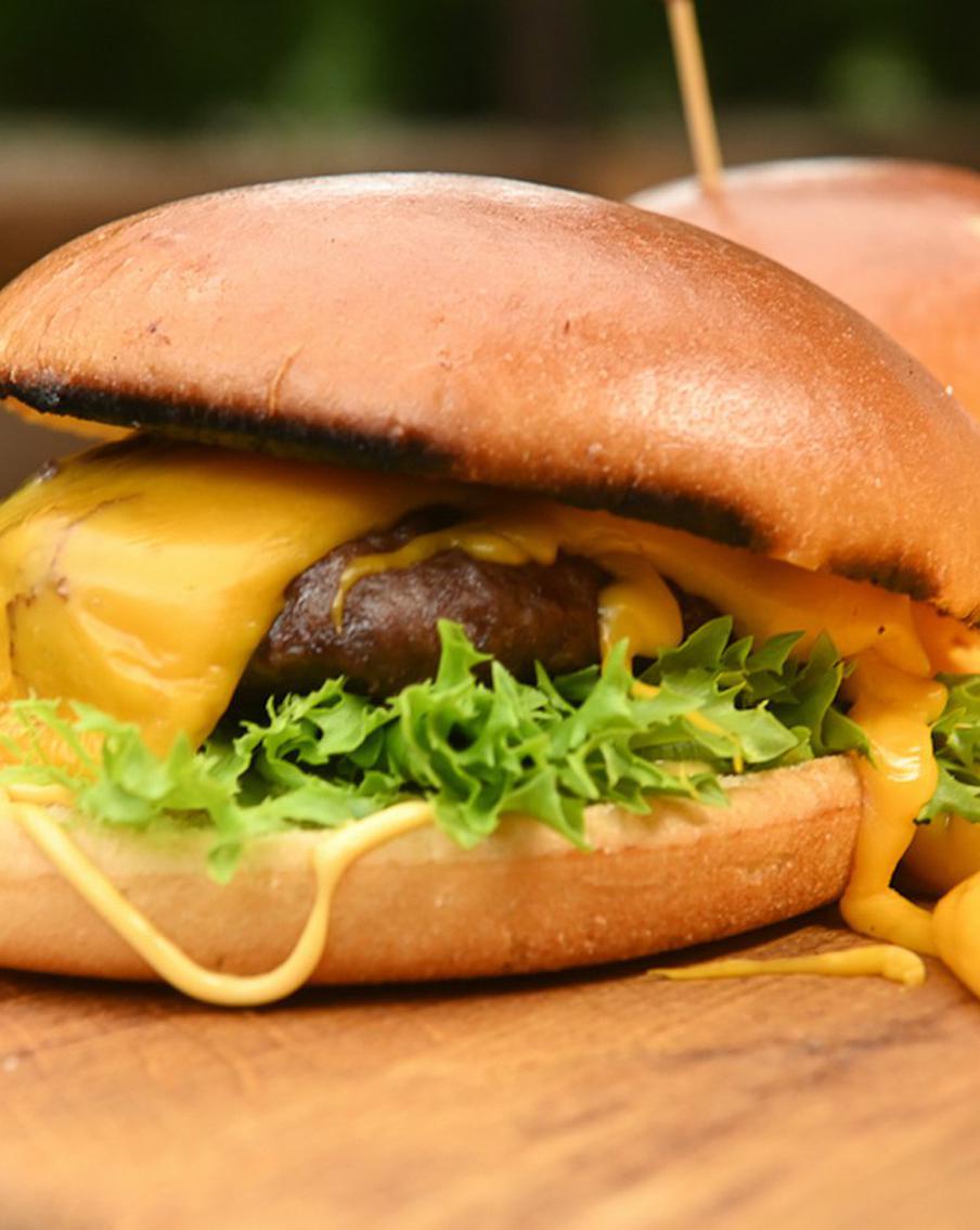 Из РФ ушли многие привычные сети фаст-фуда. Учимся готовить чизбургер в домашних условиях