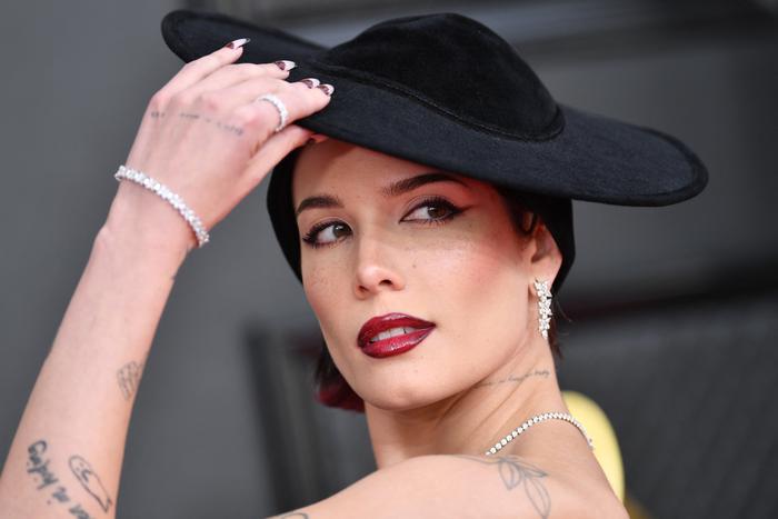 Цветные тени, смоки айс, акцент на губы: рассматриваем макияж звёзд на красной дорожке "Грэмми"