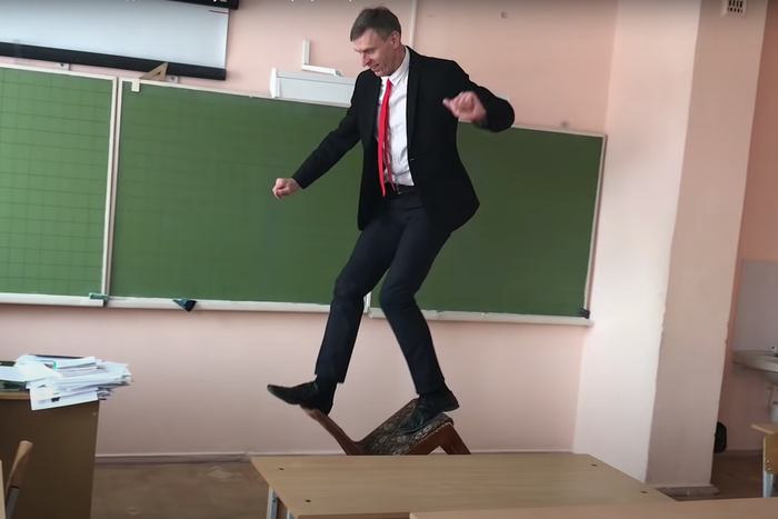 Учитель математики из Челябинска Пётр Земсков написал книгу. "Математика и фокусы" уже покорила топ-20