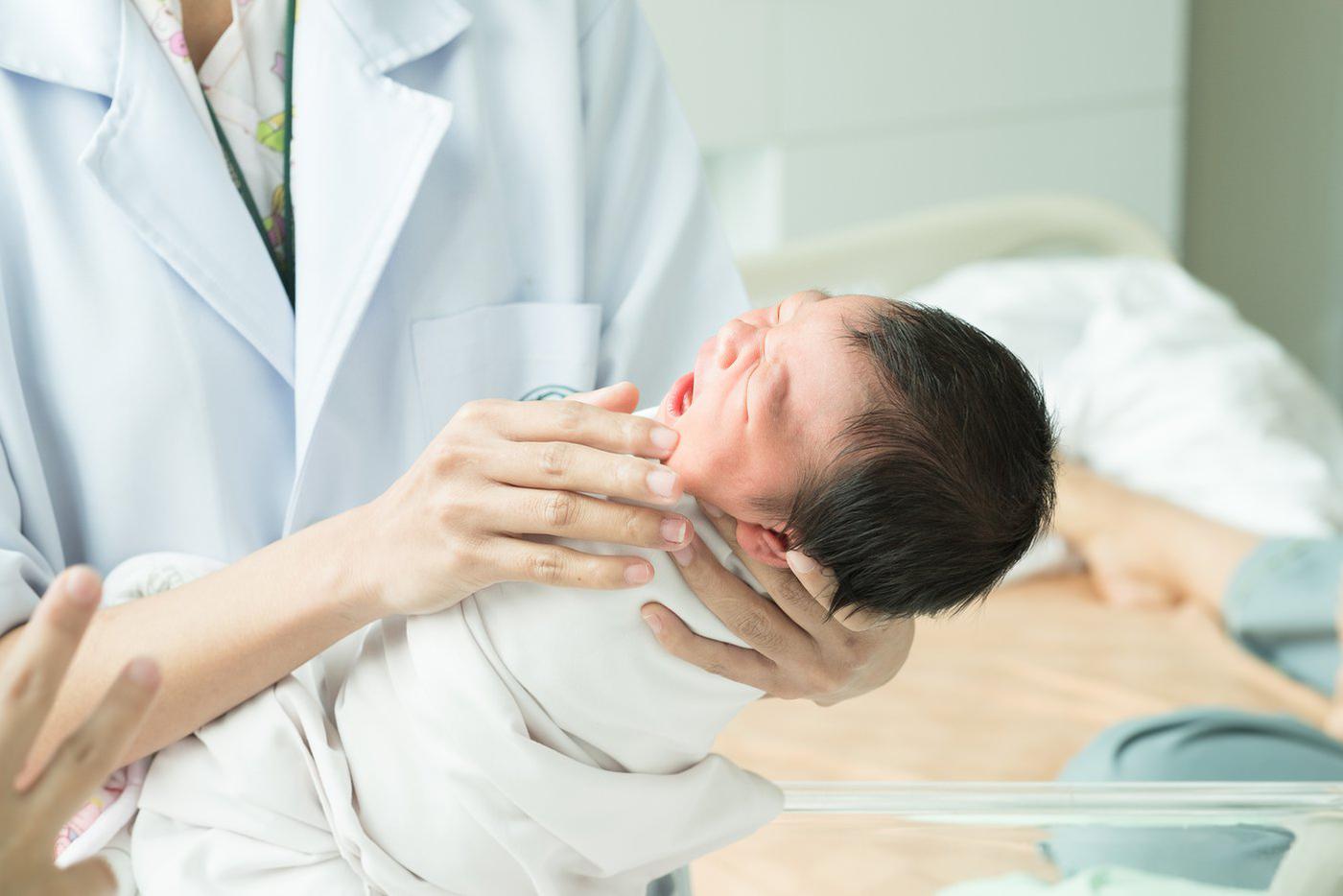 Первые врачи новорожденного. Обследование новорожденного. Врач осматривает ребенка. Врачи для новорожденных. Врач осматривает новорожденного.