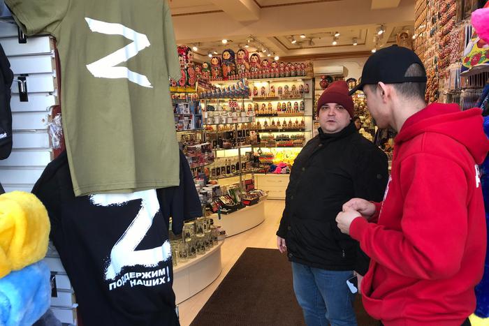 На Арбате наряду с матрёшками продаются сувениры, украшенные буквами V и Z. Продавцы рассказали Metro, насколько популярен этот товар