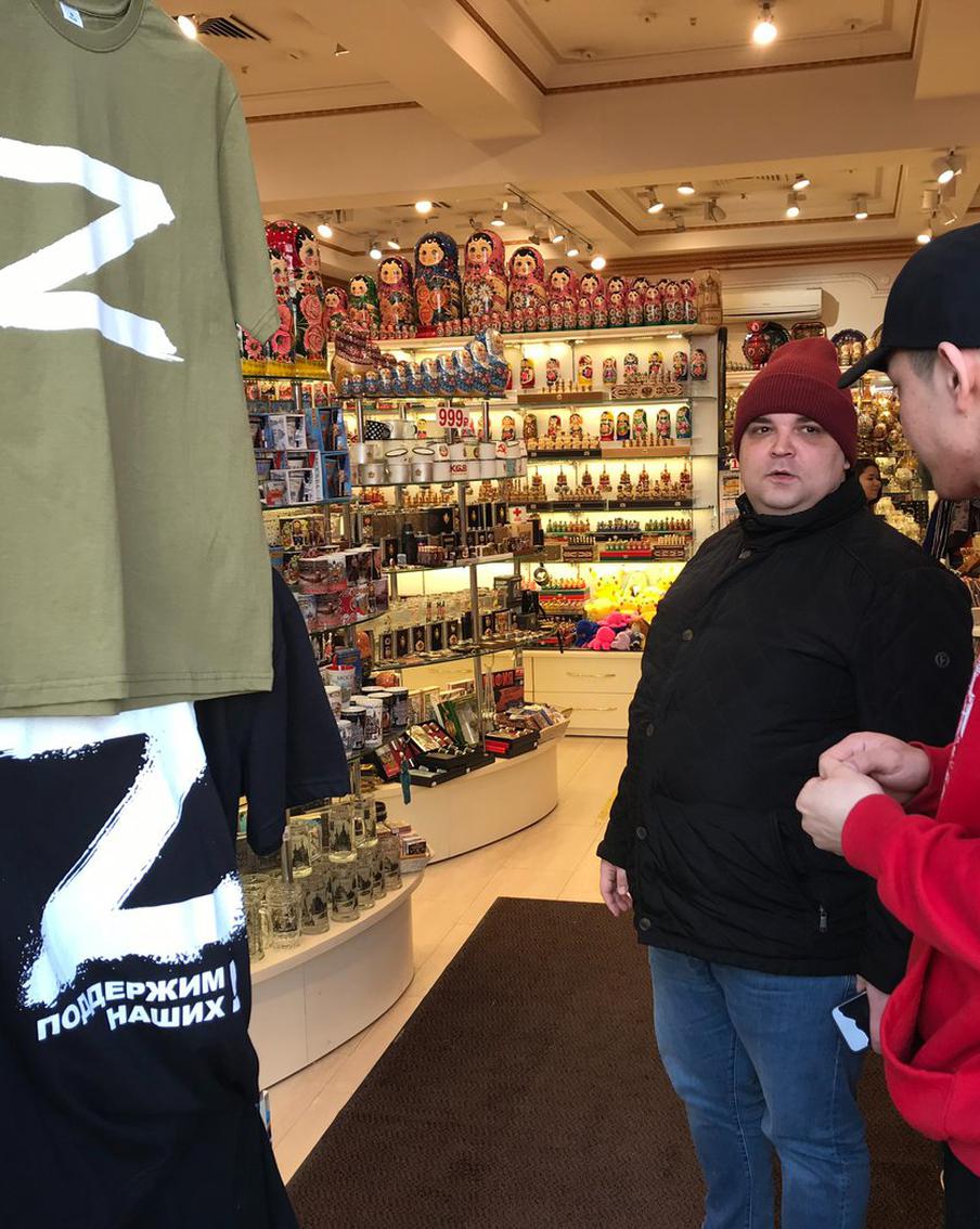 На Арбате наряду с матрёшками продаются сувениры, украшенные буквами V и Z. Продавцы рассказали Metro, насколько популярен этот товар
