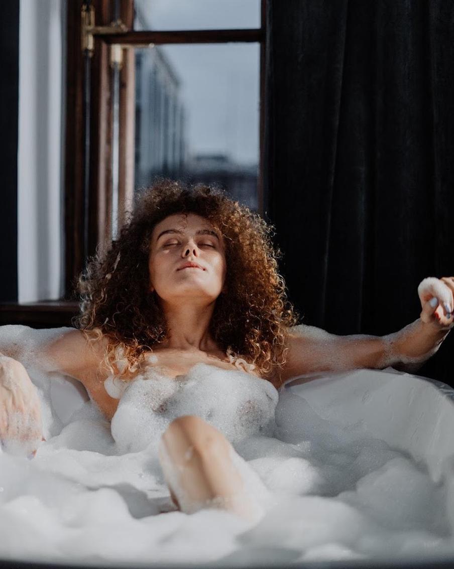 Особенности интимного ухода: как и зачем пользоваться специальной косметикой