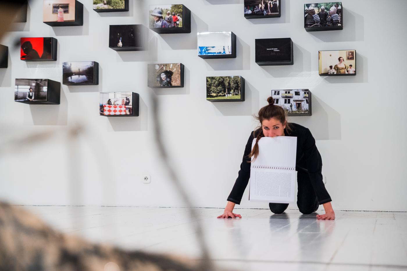 Перформеры "Сеанса одновременной игры" сделали завявления языком танца.