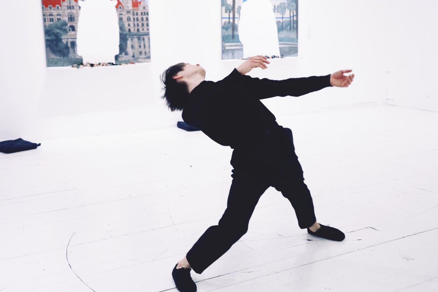 Перформеры "Сеанса одновременной игры" сделали завявления языком танца.