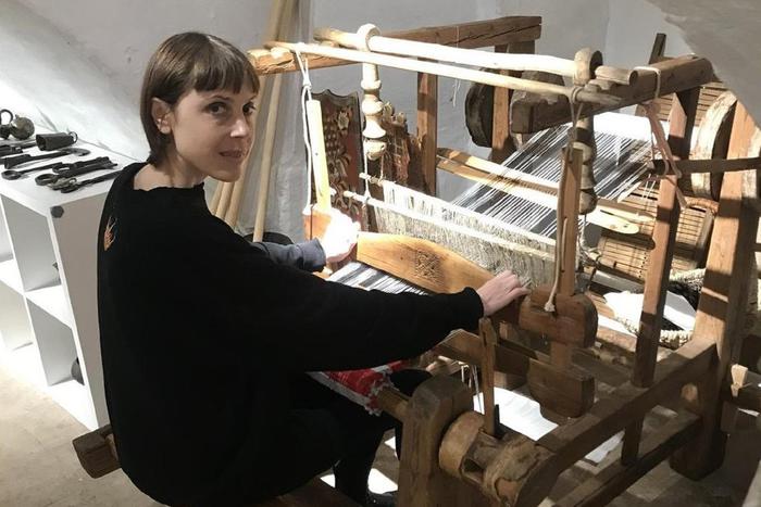 В палатах XVII века можно научиться работать на ткацком станке, гладить рубелем и молоть зерно жерновами