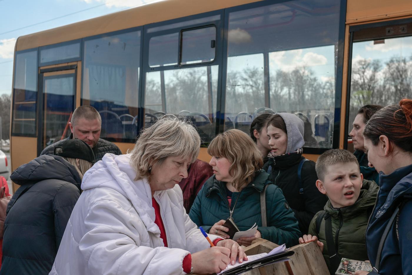 Джонсон добрался до Киева по тайному маршруту, с Донбасса вывезли три тысячи детей