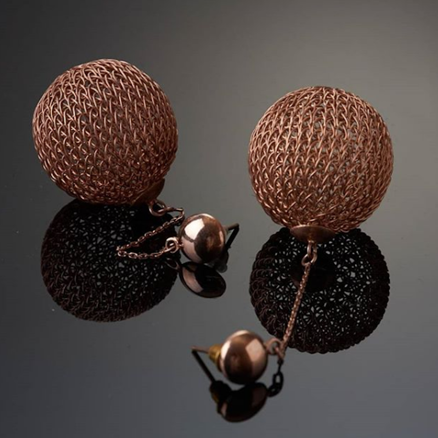 Серьги из медной проволоки.