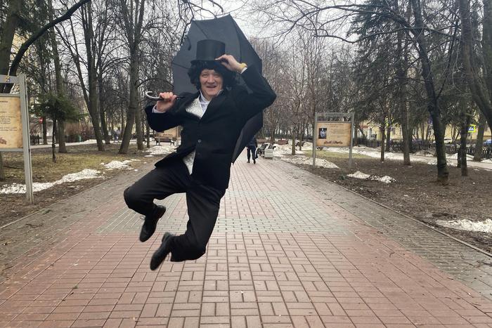 Библиотекарю стало скучно жить обычной жизнью. Он переоделся в костюм Пушкина и начал читать стихи поэта