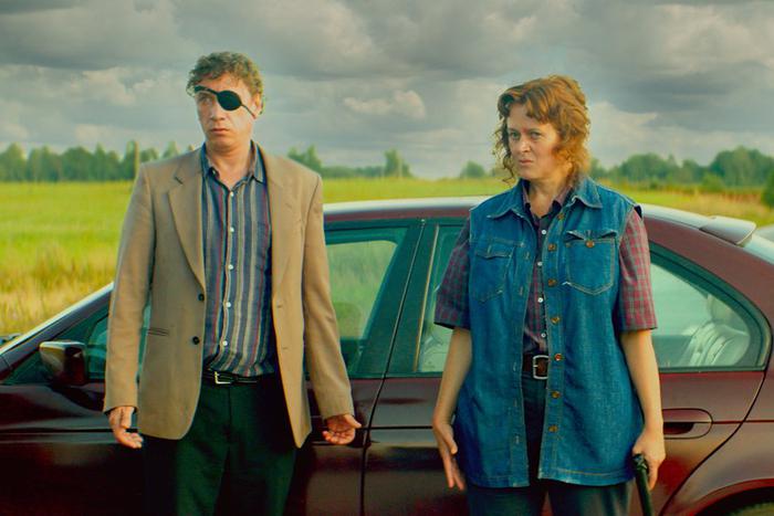 В апреле на экраны выйдет чёрная комедия "Оторви и выбрось". Анна Михалкова предстала в роли Родины-матери, убивающей своих детей