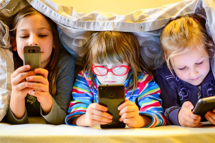 Родители часто винят детей за то, что они сидят в гаджетах. Но учёные установили, что всю вину на ребёнка возлагать не надо
