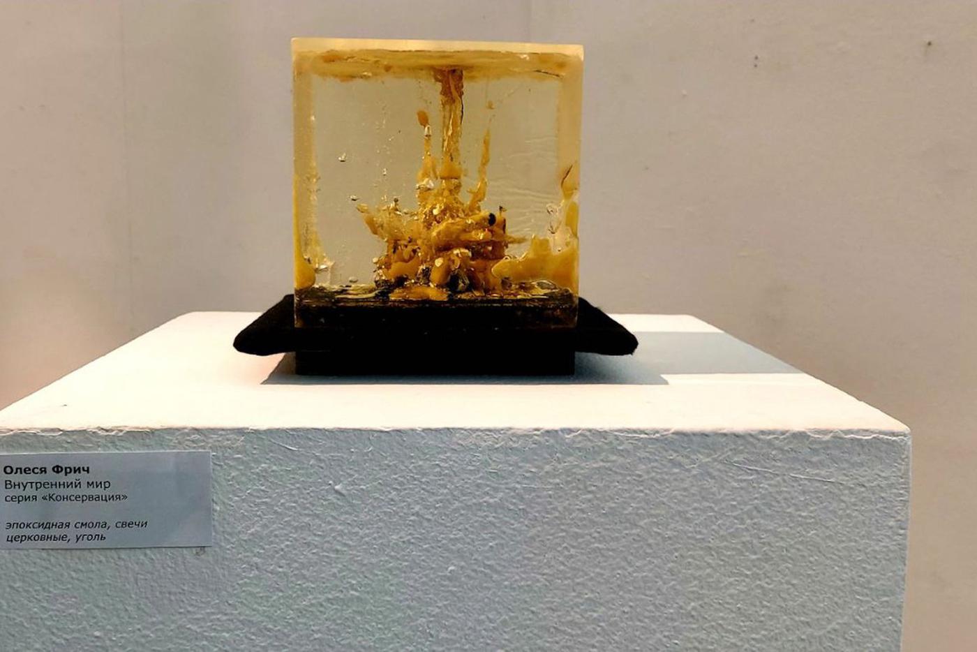 Внутри куба - эпоксидная смола, церковные свечи и уголь от лесного пожара