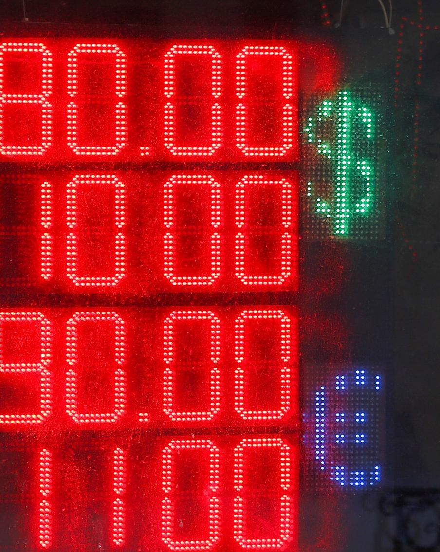 "Менялы" лихо торгуют валютой в Telegram. Но аналитики считают, что чёрному рынку осталось недолго