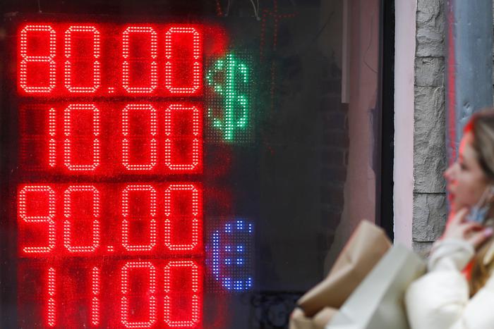 "Менялы" лихо торгуют валютой в Telegram. Но аналитики считают, что чёрному рынку осталось недолго