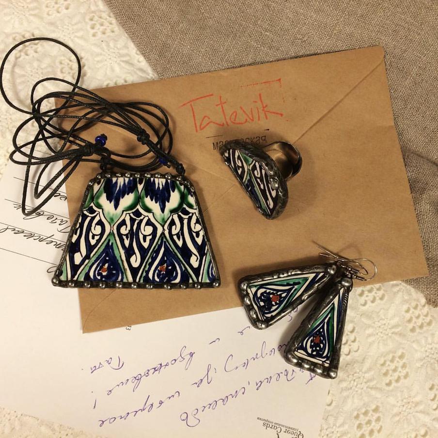 Гарнитур из колье, сережек и кольца