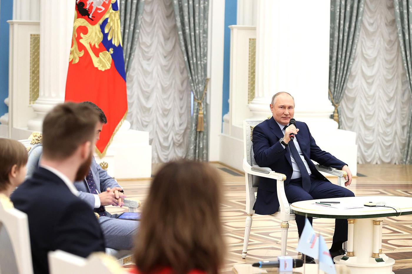 Владимир Путин провёл заседание наблюдательного совета автономной некоммерческой организации "Россия – страна возможностей". Встреча проходила в Екатерининском зале Кремля.