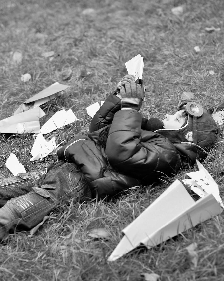 Только руки, бумага и законы аэродинамики: учимся делать самолётики, установившие мировые рекорды