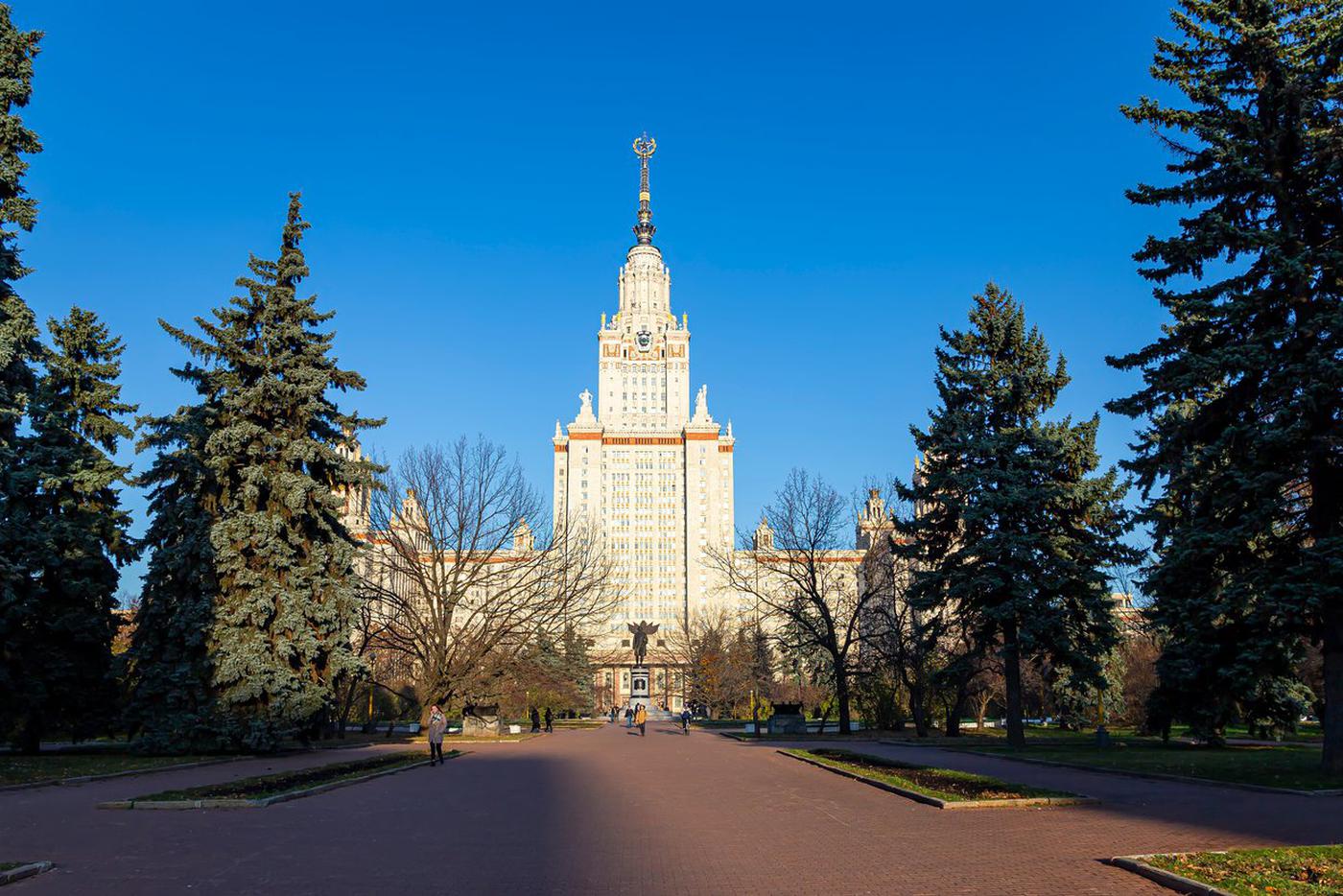 МГУ Ломоносов. Памятник Ломоносову МГУ. Воробьевы горы колледж. Moscow State University ranking.