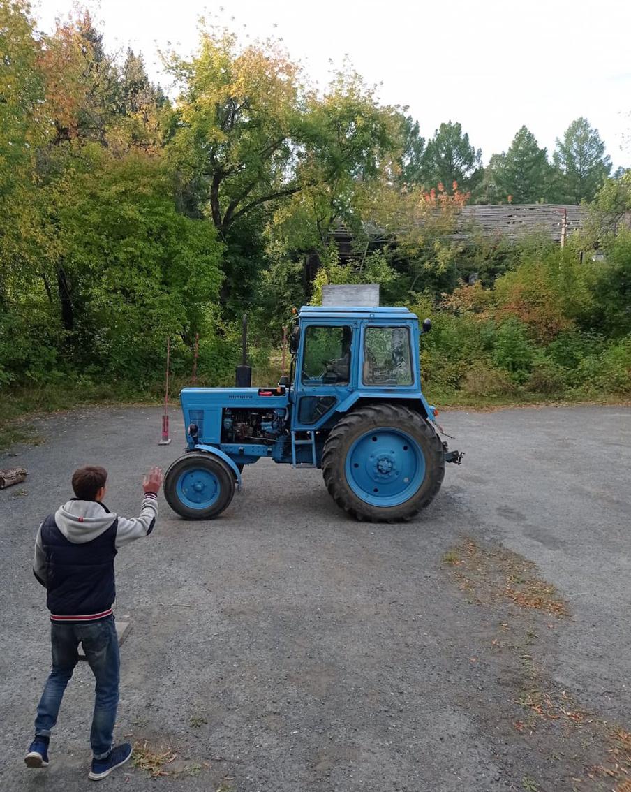 Юля за рулём трактора, первая практика.