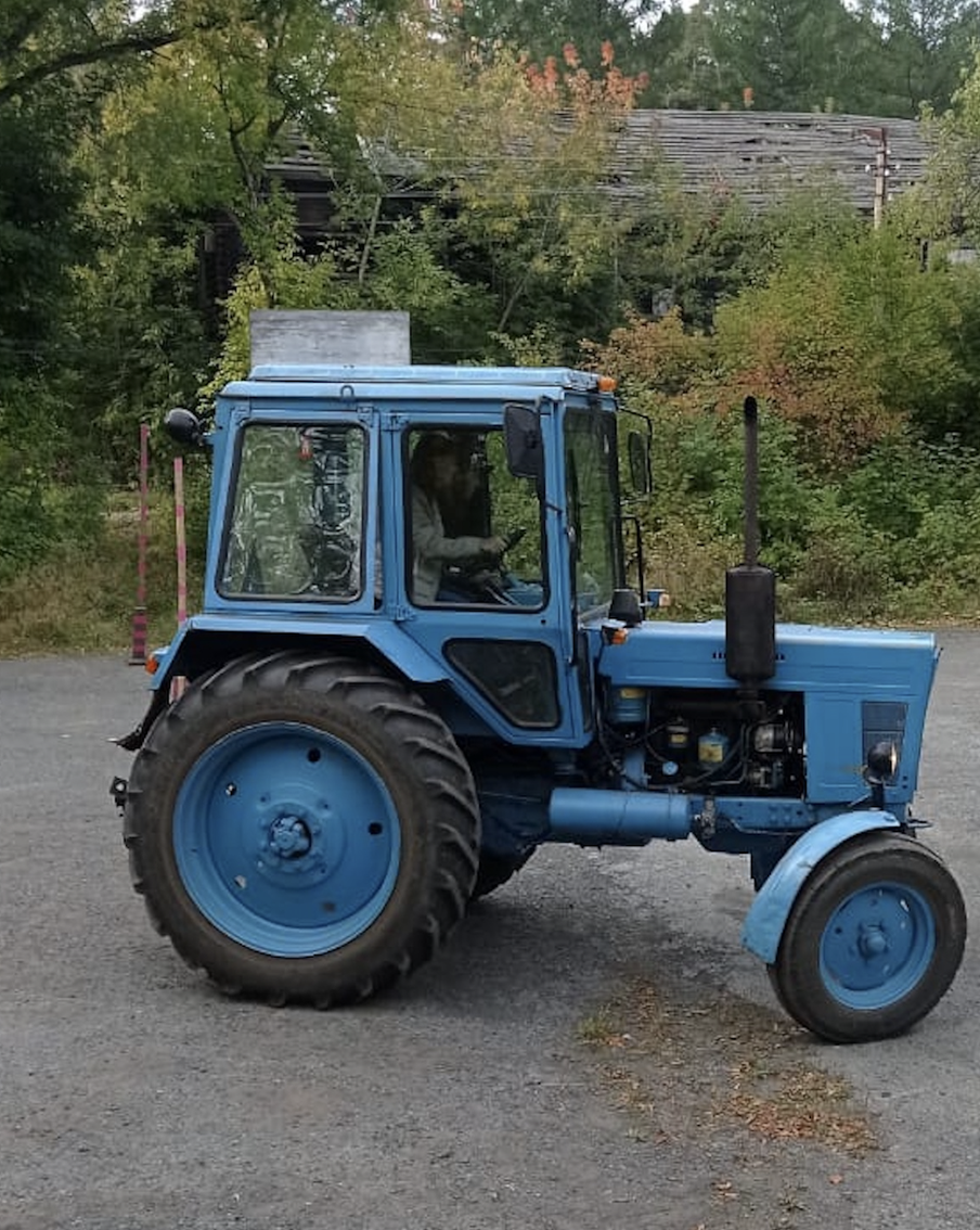 "Парни не прикалываются и не дразнят!": 22-летняя россиянка учится на трактористку