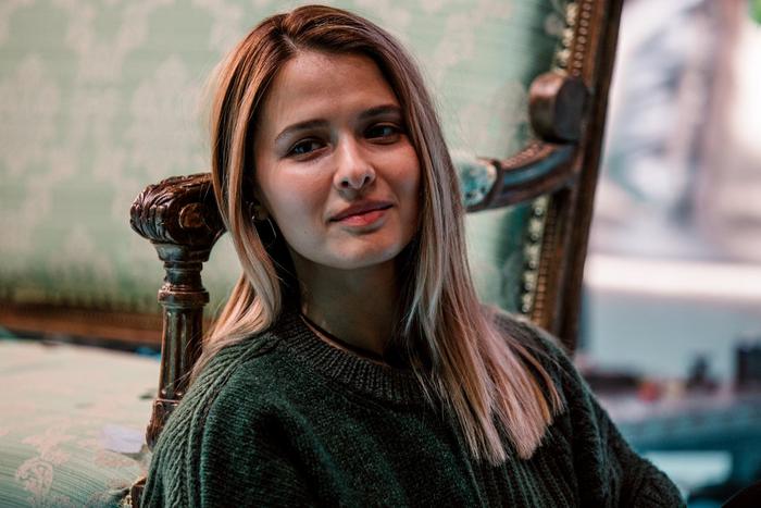 "Вместо вечеринок сидели и рисовали возле подъезда": Любовь Аксёнова рассказала про детство, любовь и любимые мультики