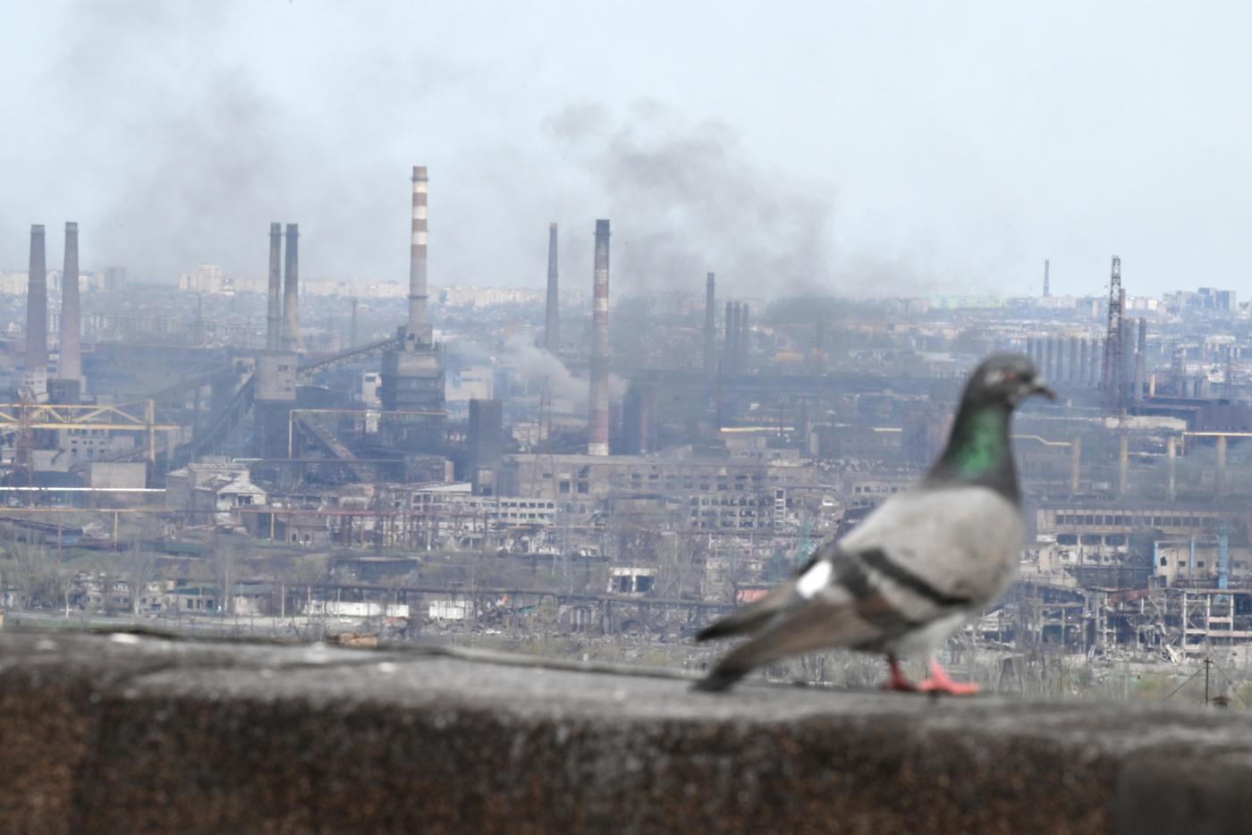 Вид на металлургический комбинат "Азовсталь" в Мариуполе.