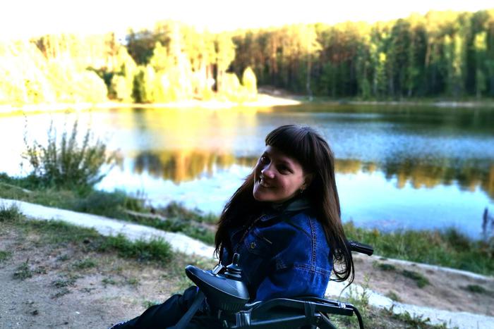 В Челябинске девушка с ДЦП освоила компьютер. Она редактирует видеоролики и фото одной левой...ногой