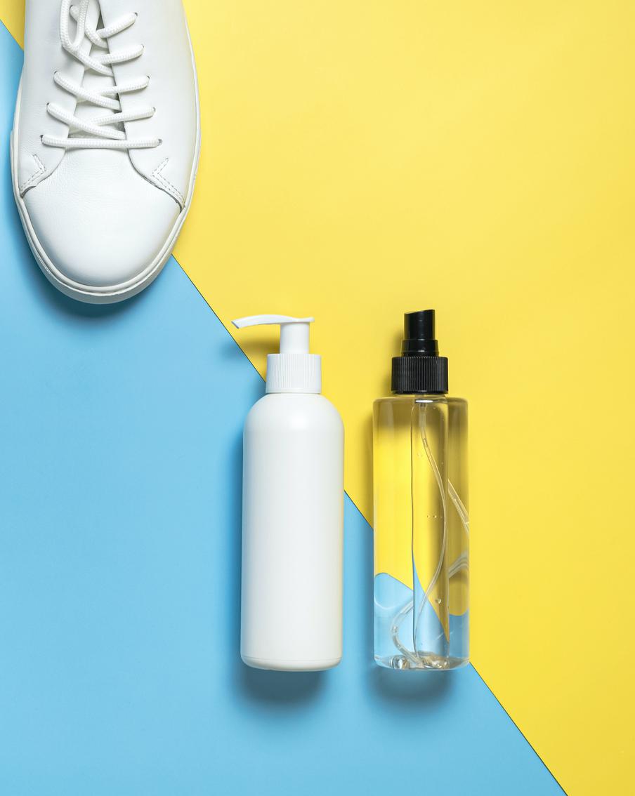 Чистим белые кроссовки правильно, чтобы они стали как новенькие