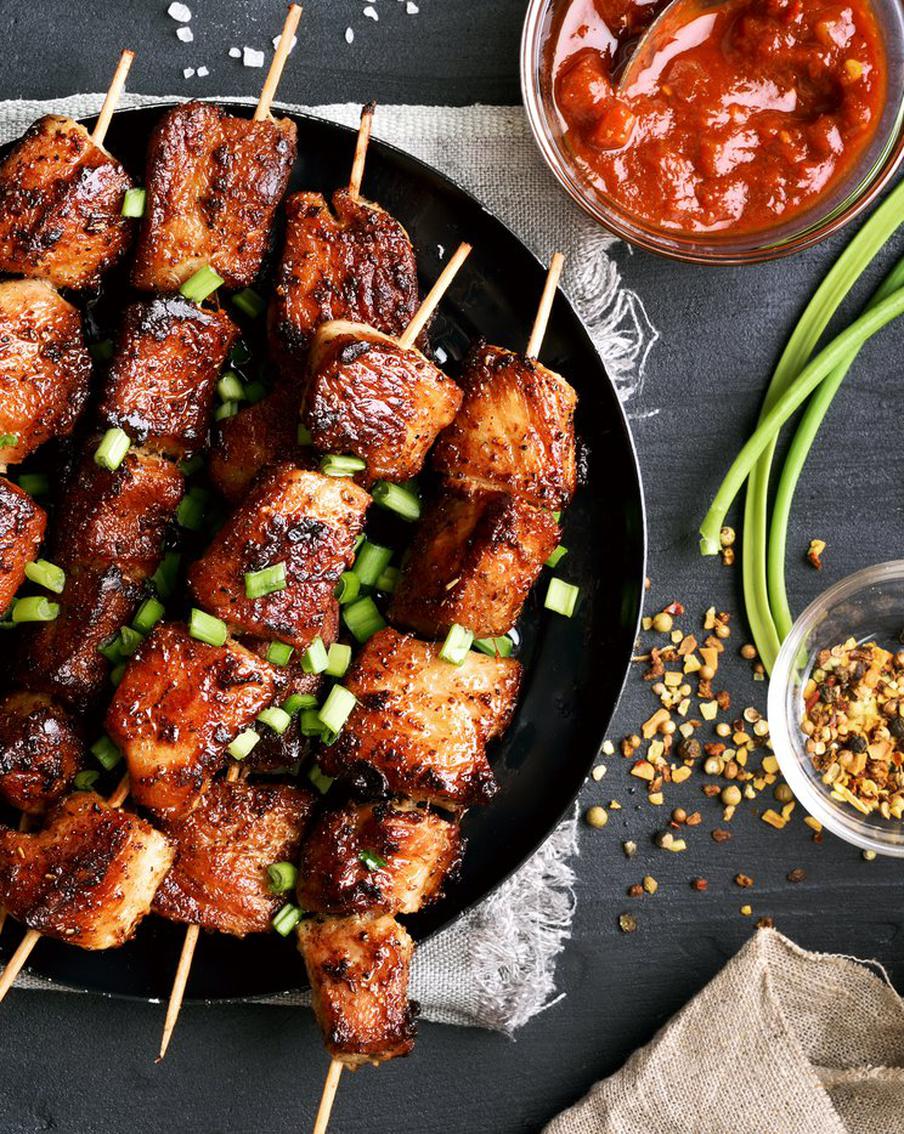 На майские праздники все неминуемо отправляются на дачи. А значит, самое время учиться готовить шашлык