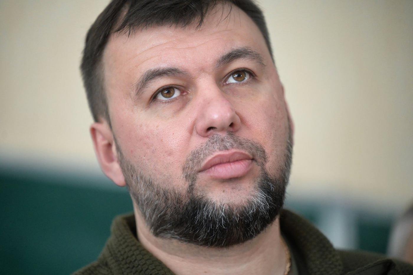 Глава ДНР Денис Пушилин в школе №53 в Мариуполе.