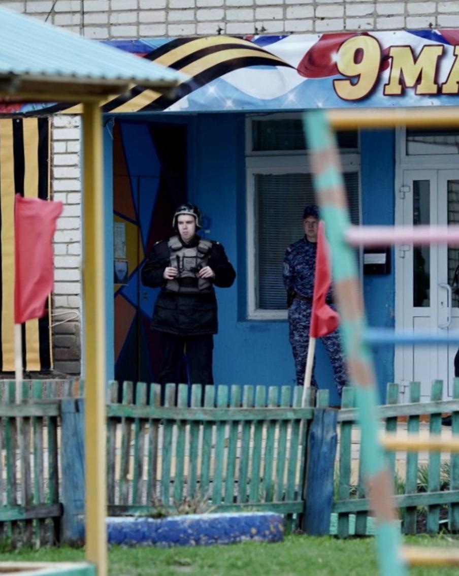 "С малышами психолог говорил – они боятся мужчину в чёрном": жители Вешкайма раскрыли подробности гибели детей