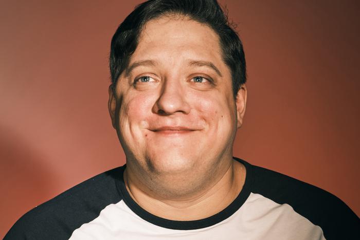 Роман Попов бережно хранит первый выпавший зуб и трусы с капюшоном. Что ещё мы узнали из анкеты звезды российских комедий