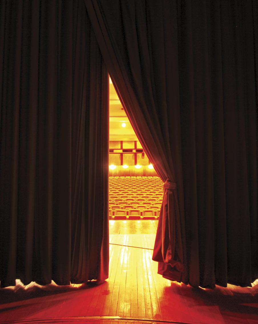 Кто управляет светом, если в зале темно, а на сцене актёры