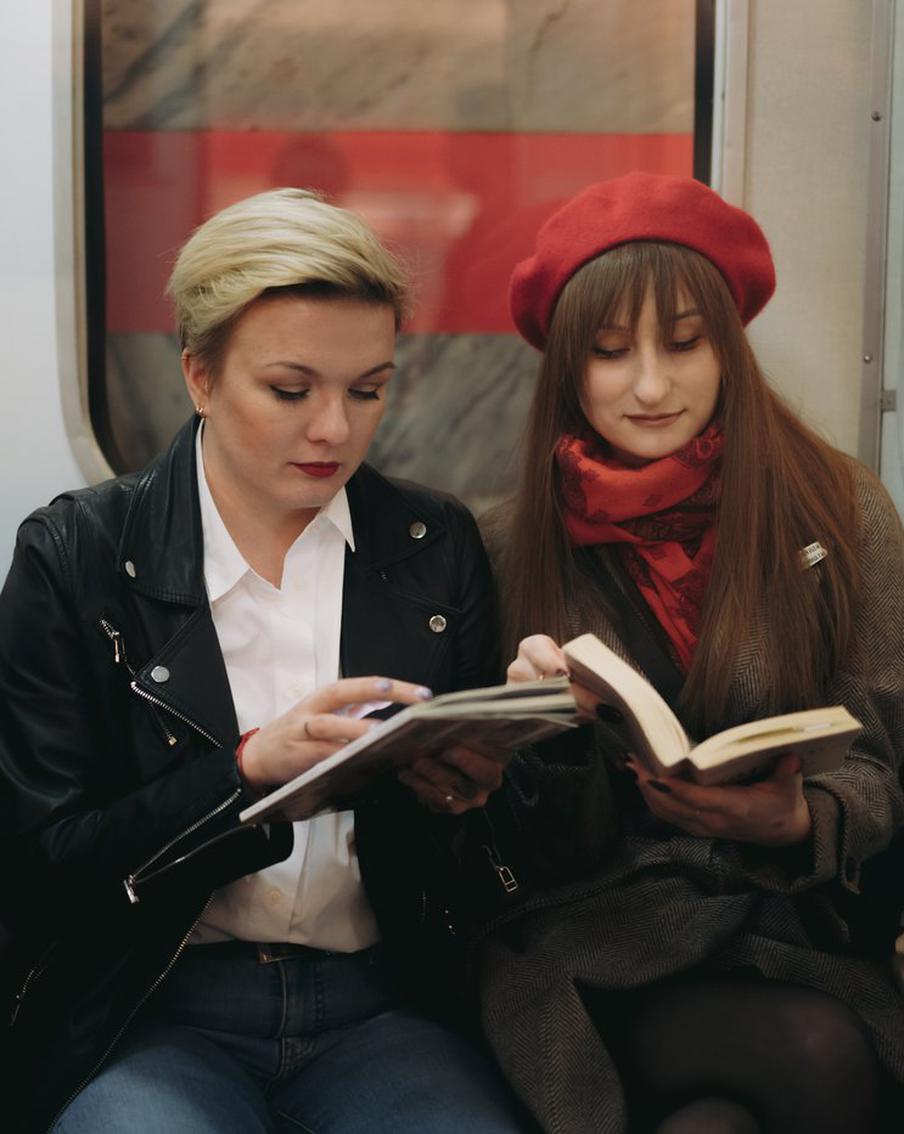 Какие книги москвичи читают под землёй? Узнали из первых рук