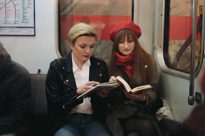 Какие книги москвичи читают под землёй? Узнали из первых рук
