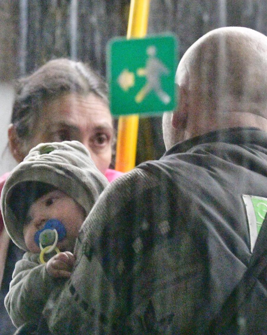 Эвакуация с "Азовстали", отправка гумпомощи в ЛНР и взрывы в Белгороде: хроника очередного дня украинского кризиса