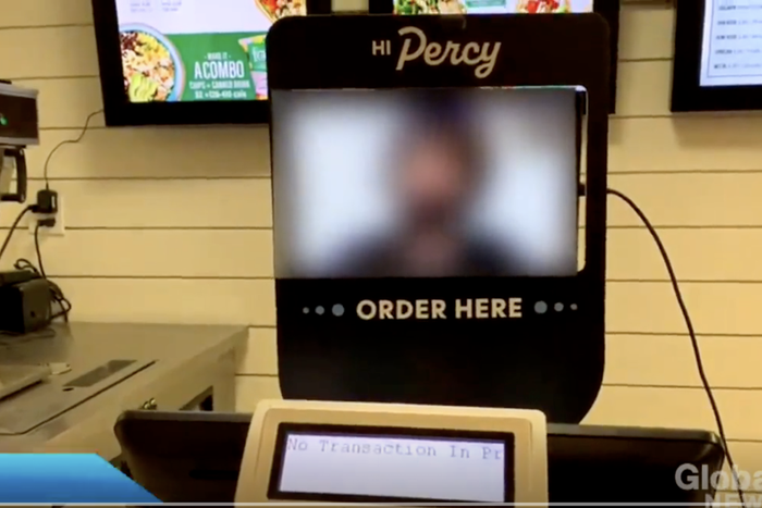 Галя сделает отмену, сидя в Никарагуа, или как канадский ресторан нанял кассиров на "удалёнке"