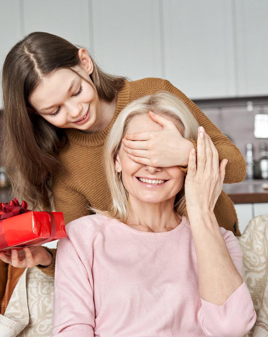 Если вы совершенно не знаете, что подарить маме, то обратите внимание на то, кто она по гороскопу