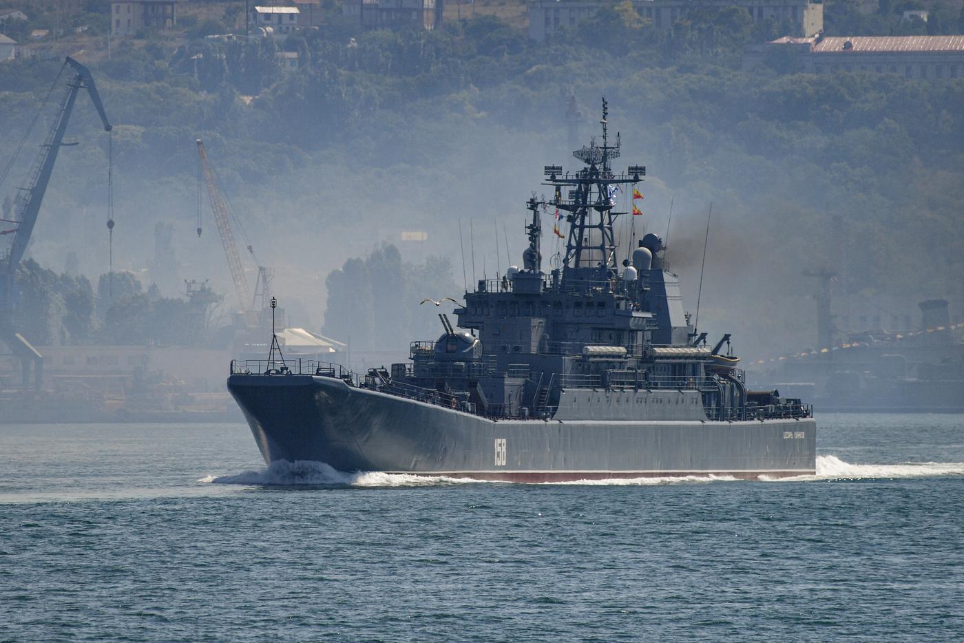 Большой десантный корабль "Цезарь Куников" на военно-морском параде в честь Дня ВМФ в Севастополе.