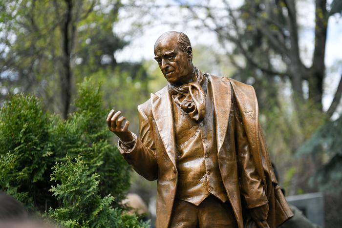 Владимир Этуш снова вышел на сцену. К 100-летию актёра на Новодевичьем кладбище открыли памятник