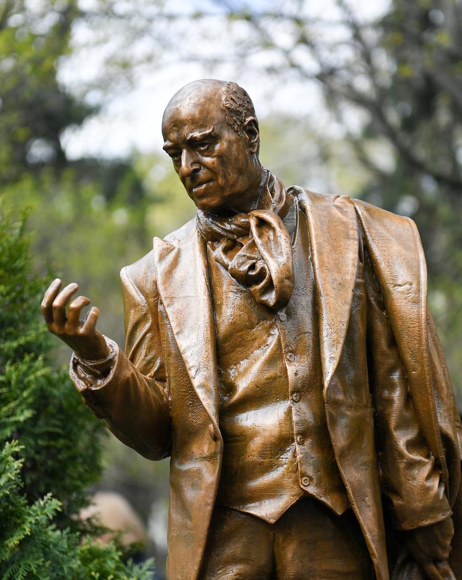 Владимир Этуш снова вышел на сцену. К 100-летию актёра на Новодевичьем кладбище открыли памятник